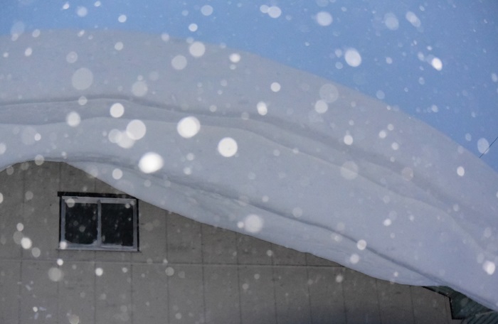 檜枝岐村ではこの屋根の軒に覆いかぶさる雪のことを、「フッカケ」と呼んでいます。大雪の場合の落下の衝撃は相当なもので、常に確認と様子見が必要になります(2026年1月26日)。