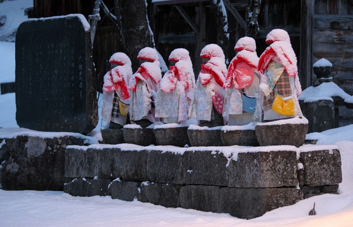厳冬の朝、夜明けの街灯に照らされる六地蔵の姿です。今年の冬も、厳寒の檜枝岐村を見守っていただきました(2026年3月9日)。