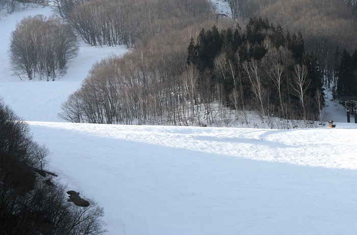 ブルーコースのインコース最上部からノンストップで小回りターンで滑り続けてくると最後のこの斜面変化下で体が遅れそうになるのを、力を抜いたエッチングにより、ポジションを上げることとともに、疲れた中でも、ポジションをセンターにキープすることを学ぶことができます(2026年3月18日)。