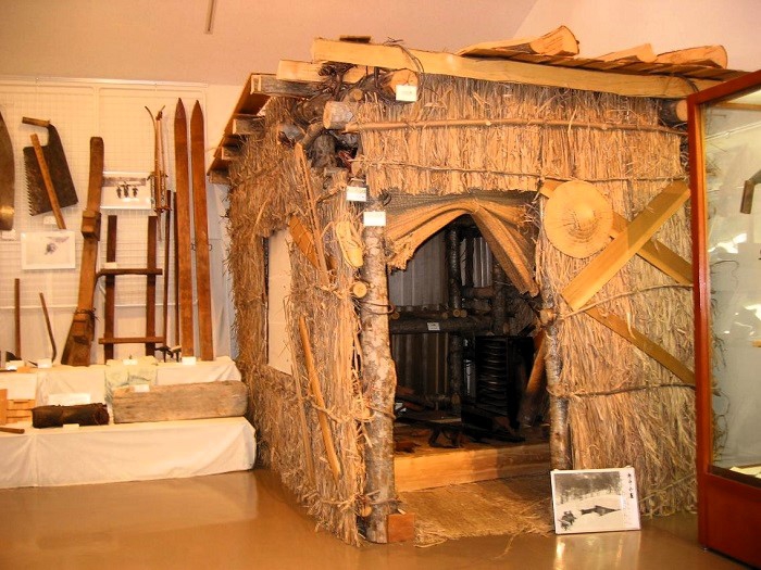 歴史民俗資料館に再現されております、古代の檜枝岐村での貴重なムコウジロ小屋の光景です。歴史を感じさせるスキーの板なども展示されております（２００３年１１月２３日の画像です）。