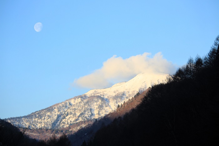 ミニ尾瀬公園から残雪残る燧ケ岳（標高２３５６ｍ）の残雪の光景を望んで(２０２６年４月６日)。