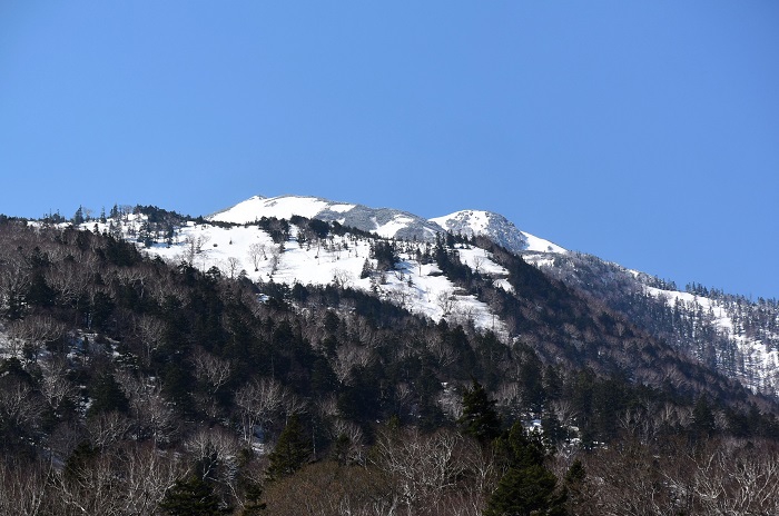 尾瀬御池登山口より、残雪に輝く燧ケ岳を望んで（２０２６年５月２日）。