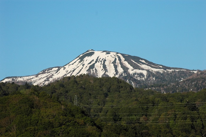 いつもの年よりも、残雪の量は少ない今年の燧ケ岳（標高２３５６ｍ）の春の残雪の光景です（２０２６年５月１５日）。