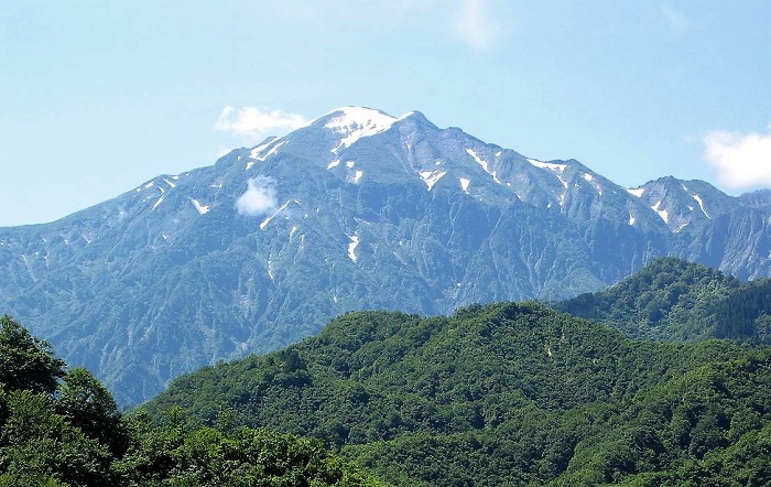 奥只見シルバーラインより、新潟県の名峰・越後駒ケ岳の雄姿を望んで（２００７年６月２３日）。