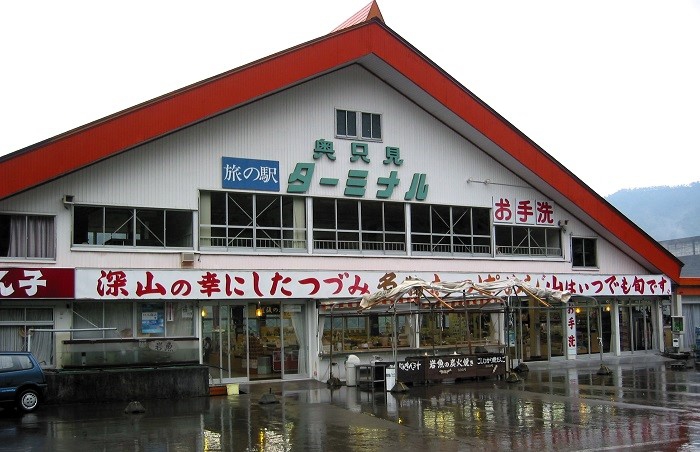 長い長い秘境街道の御休憩に、ぜひこの奥只見ターミナルを御利用ください（２００７年７月１３日）。