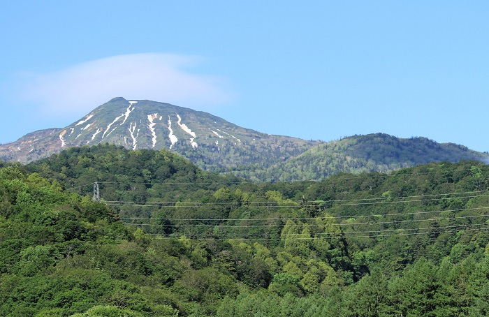 当日の朝、尾瀬沼の名峰・燧ケ岳（標高２３５６ｍ）を望んで（２０２６年６月１０日）。