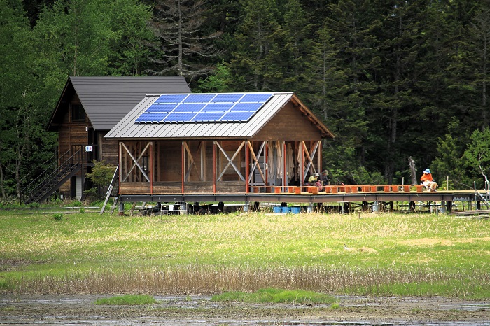 新しく建て替えられた、沼尻休憩所の光景です。以前は食堂もありましたが、現在は、休憩用のベンチだけです。しかし、目前の大自然の光景を望むとき、十分すぎるほどの綺麗な見晴らしの良い休憩所です。隣にトイレがございます（有料です）（２０２６年６月１０日）。