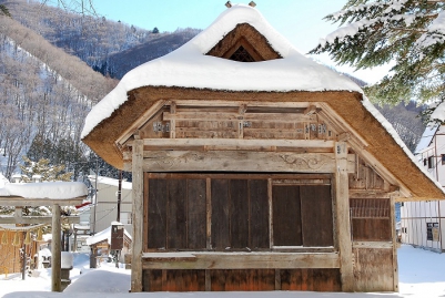 冬の雪化粧した由緒ある美しい檜枝岐歌舞伎の舞殿。来年５月１２日の春の祭礼での歌舞伎上演の時を待つ、国指定重要有形民俗文化財・「檜枝岐の舞台」。