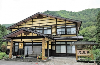 少しづつ原生林が色づき始める初秋の頃、早朝の尾瀬野