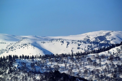 雪下ろし帰りのヘリからの空撮による、厳冬の会津駒ケ岳