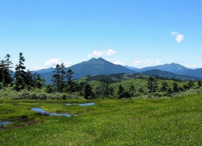 会津駒ケ岳、滝沢登山口の階段を上り始めてから、約３時間３０分から４時間にて到着する、山上の大湿原。尾瀬のシンボル燧ケ岳や至仏山を望む尾瀬国立公園を代表するような美しい景観だと思います(駒の小屋下の大湿原にて）。