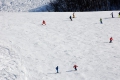 広々としたコース幅と、適度なコース斜度により、基礎的な練習には最適で人気の高畑スキー場・猪谷ゲレンデ。ブルーコース山頂やスーパーブラックコースからのノンストップスキーイングは最高です。