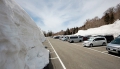 残雪の量は２ｍ位はあると思われますが、ロータリー除雪車で雪を飛ばした場所においては、６ｍ位あると思われます。