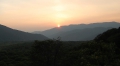 尾瀬ブナ平の奥、奥会津の山並みより昇る朝日を望む（６月２３日・午前５時０４分）。