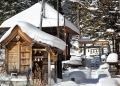 今年もあとわずかとなった１２月１８日、雪が降り積もった当村、檜枝岐村の鎮守神そして歌舞伎の舞殿へと続く参道の雪化粧した姿は、美しく清らかでした。