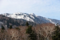 画像は、２０１８年４月２３日の尾瀬御池登山口駐車場より望む、光り輝く残雪残る燧ケ岳(標高２３５６ｍ）の様子です。いつ見ても燧ケ岳は雄大で、四季折々に望むその姿は、かけがえのない尾瀬の大自然の象徴です。