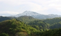 七入のモニュメントより望む夕日を浴びて光り輝く新緑と白銀の残雪残る燧ケ岳(標高２３５６ｍ）の光景です（２０１９年５月２０日）。