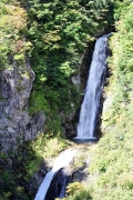 会津駒ケ岳・滝沢登山口の下ノ沢上流に２段に流れ落ちる竜ノ門の滝は存在します。美しい大自然の中で清らかに流れ落ちる滝はとても優雅・優美に見えます。