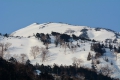 閉鎖されていた尾瀬御池登山口駐車場の国道分岐点より残雪の燧ケ岳（標高２３５６ｍ）を望む。燧ケ岳のおかげで地元で観光業に携わり、生きていることができる有難さを、かつてないほど身に染みて感じた朝でした（２０２０年５月１日）。