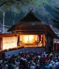 画像は２００８年５月１２日の春の祭礼時の歌舞伎の画像ですが、来年の春の祭礼時には、檜枝岐歌舞伎がいつも通りに上演されることを切に願います（２００８年５月１２日）。