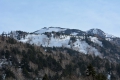 尾瀬御池登山口（標高約１５００ｍ）より残雪残る燧ケ岳（標高２３５６ｍ）を望んで（２０２３年４月２８日１６時５１分）。