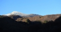 落葉した尾瀬ブナ坂と尾瀬ブナ平の奥に初冬の白銀の雪景色に染まる東北以北の最高峰、尾瀬のシンボル・燧ケ岳（標高２３５６ｍ）の姿を望んで（２０２３年１１月１６日）。