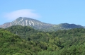 当日の朝、尾瀬沼の名峰・燧ケ岳（標高２３５６ｍ）を望んで（２０２６年６月１０日）。