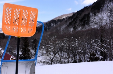 この日の晴天と青空を最後に、自然は特別な豪雪へと変化してゆき、２月という月の本当の冬の厳しさに今年は出会うことになります（２０２４年２月３日）。