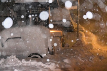 日々続く豪雪。早朝の暗い中での除雪作業の開始。この日の雪質は乾燥粉雪より若干重めの雪でした（２０２５年２月１８日・５時５５分）。